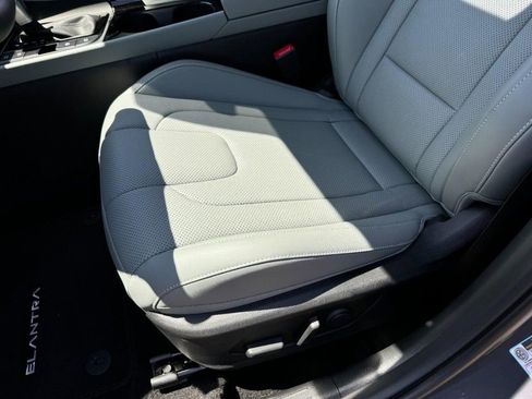 Used 2025 Hyundai Elantra Limited FWD image 17