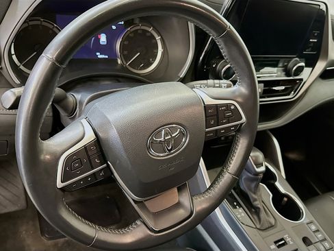 Used 2024 Toyota Highlander XLE image 18
