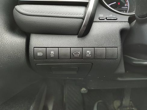 Used 2019 Toyota Camry SE FWD image 9