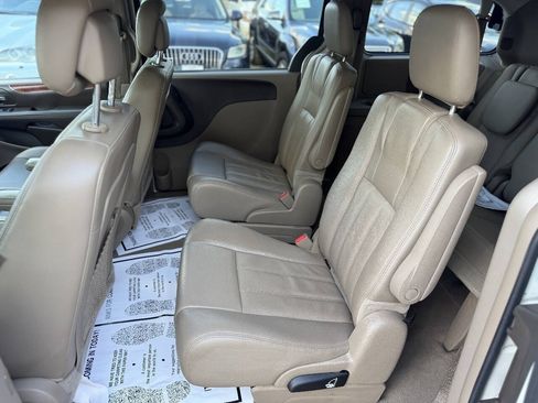 Used 2013 Chrysler Town & Country Touring FWD image 17