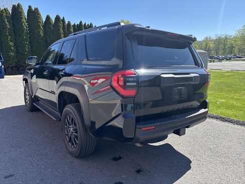 Used 2025 Toyota 4Runner SR5 AWD/4WD image 5