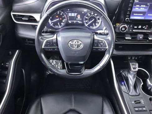 Used 2021 Toyota Highlander XLE image 31