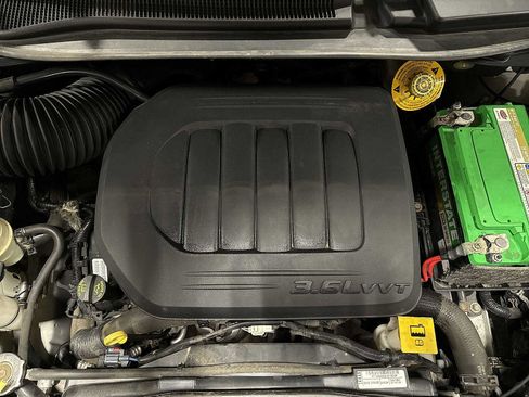 Used 2019 Dodge Grand Caravan SE w/ UConnect Hands-Free Group FWD image 12