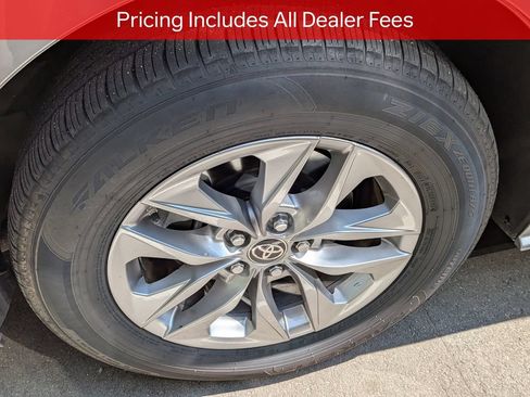 Used 2025 Toyota Sienna XLE FWD image 8