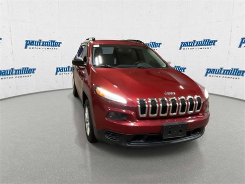 Used 2016 Jeep Cherokee Sport image 3