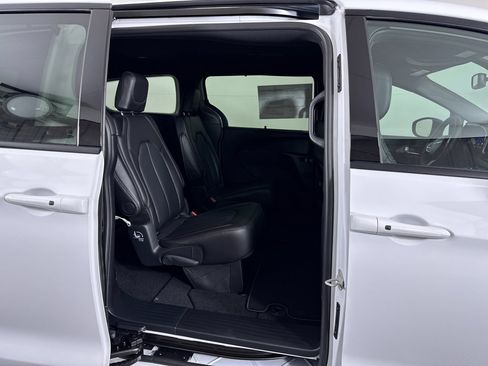 New 2026 Chrysler Pacifica Select image 13