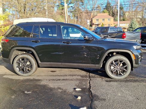 New 2025 Jeep Grand Cherokee Limited image 7