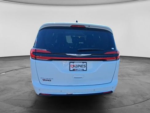 Used 2024 Chrysler Pacifica Touring-L FWD image 7