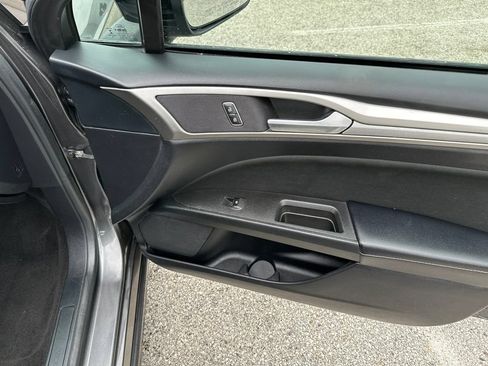 Used 2019 Ford Fusion SE FWD image 13