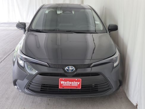 Used 2025 Toyota Corolla LE w/ LE Premium Package FWD image 3
