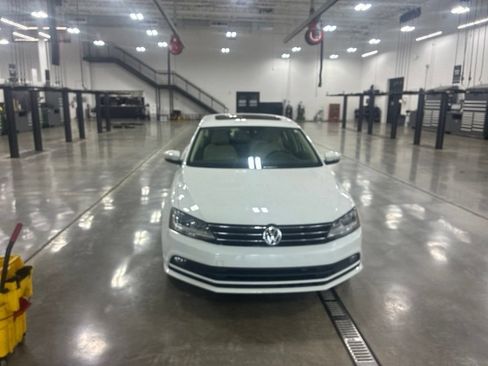 Used 2017 Volkswagen Jetta SEL FWD image 2