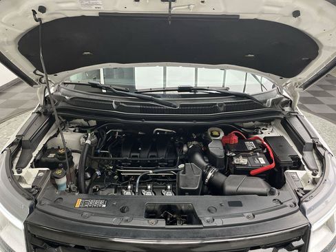 Used 2018 Ford Explorer XLT w/ Equipment Group 202A AWD/4WD image 2