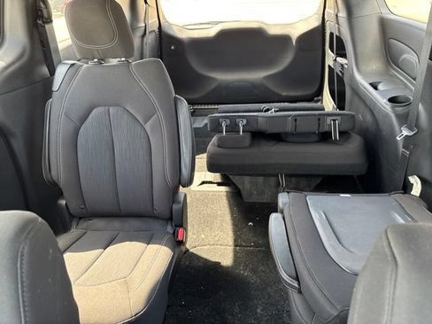 Used 2018 Chrysler Pacifica Touring Plus w/ S Appearance Package FWD image 32