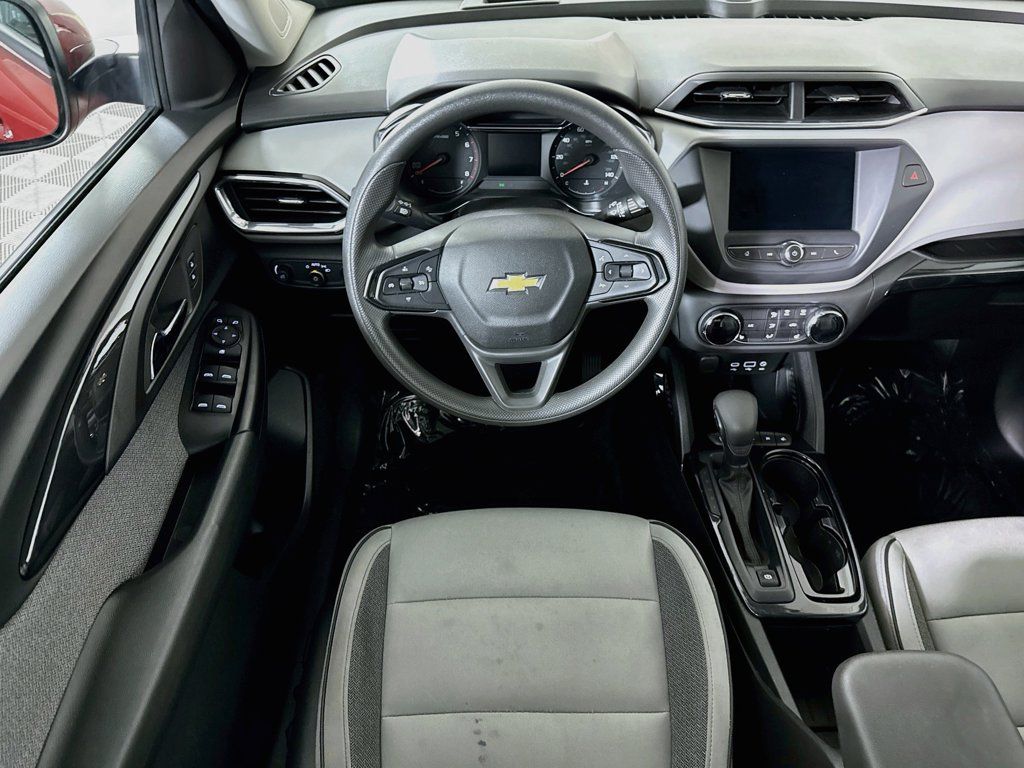 Used 2022 Chevrolet TrailBlazer LT FWD image 3