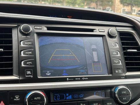 Used 2019 Toyota Highlander Limited Platinum FWD image 22