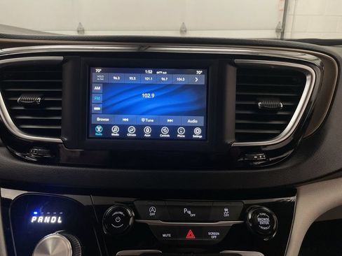 Used 2019 Chrysler Pacifica Touring-L FWD image 7