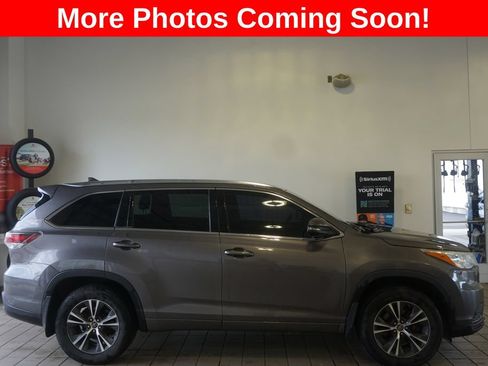 Used 2016 Toyota Highlander XLE w/ Preferred Accessory Package AWD/4WD image 2
