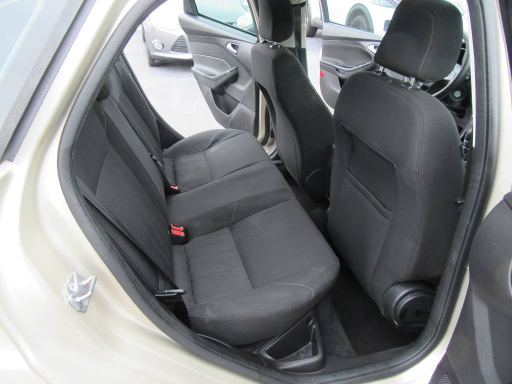 Used 2018 Ford Focus SE w/ SE Appearance Package FWD image 11