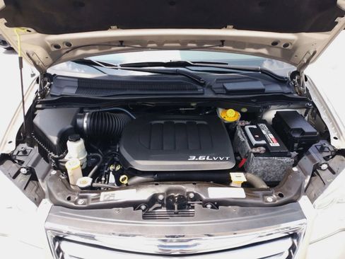 Used 2014 Chrysler Town & Country Touring-L w/ Driver Convenience Group FWD image 10