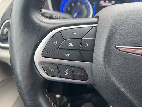 Used 2017 Chrysler Pacifica Touring-L image 8