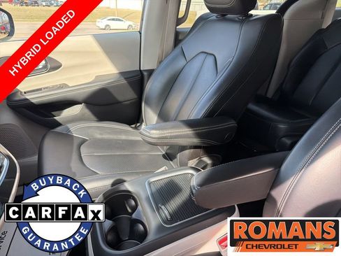 Used 2024 Chrysler Pacifica Limited FWD image 17