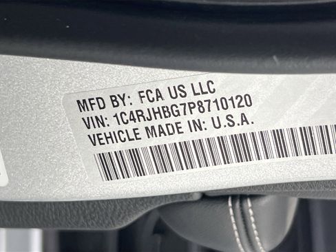 Used 2023 Jeep Grand Cherokee Limited w/ Black Appearance Package image 30