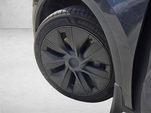 Used 2025 Tesla Model Y Long Range AWD/4WD image 8