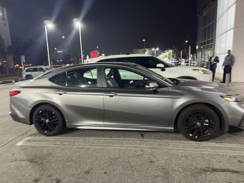 Used 2025 Toyota Camry SE image 8