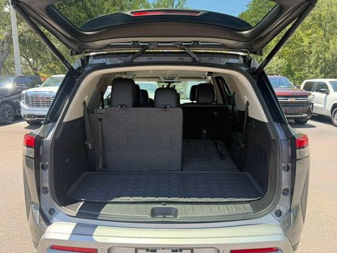 Used 2024 Nissan Pathfinder SL w/ Black Appearance Package FWD image 9