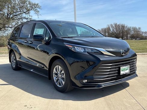 New 2026 Toyota Sienna XLE image 5