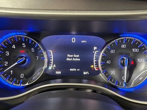 Used 2023 Chrysler Pacifica Touring-L FWD image 17