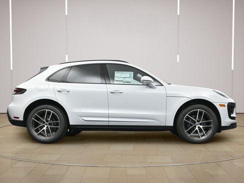 Certified 2026 Porsche Macan AWD/4WD image 30