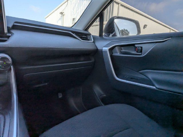 Used 2025 Toyota RAV4 LE AWD/4WD image 16