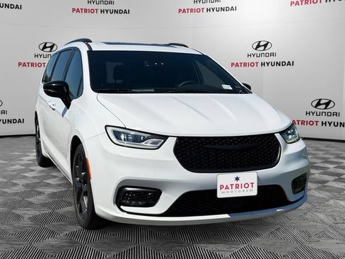 Used 2025 Chrysler Pacifica Limited FWD image 1