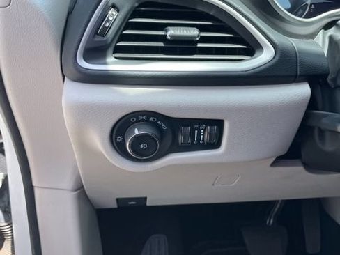 Used 2023 Chrysler Pacifica Touring-L FWD image 11