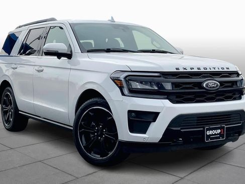 Used 2023 Ford Expedition Limited image 3