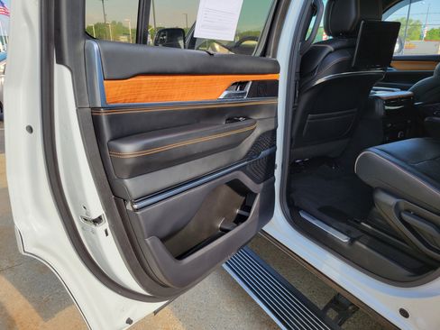 Used 2024 Jeep Grand Wagoneer Series III w/ Rear Seat Video Group 1 AWD/4WD image 17