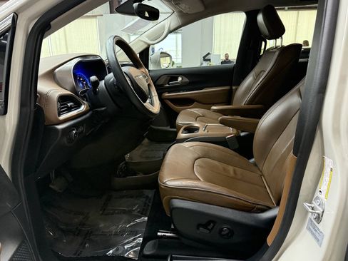Used 2017 Chrysler Pacifica Limited w/ UConnect Theater Package FWD image 11