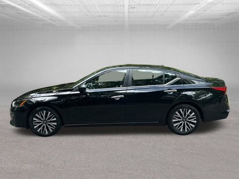 Used 2024 Nissan Altima 2.5 SV FWD image 2