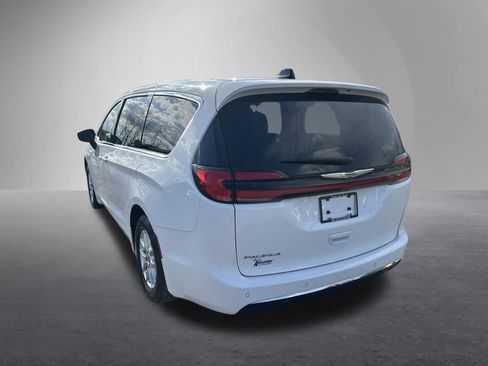 Used 2023 Chrysler Pacifica Touring-L FWD image 6