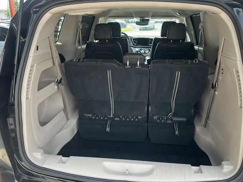 Used 2022 Chrysler Pacifica Touring-L FWD image 14
