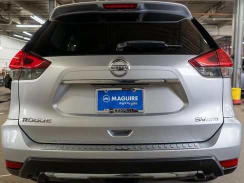 Used 2017 Nissan Rogue SV w/ SV Premium Package image 7
