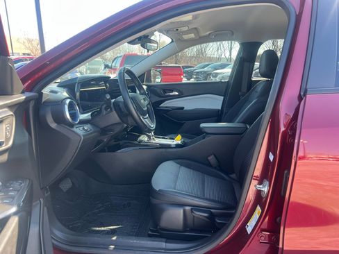 Used 2025 Chevrolet Trax LT w/ Driver Confidence Package image 20