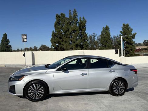 Used 2025 Nissan Altima 2.5 SV image 9