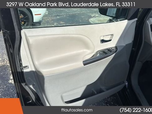 Used 2014 Toyota Sienna SE FWD image 17