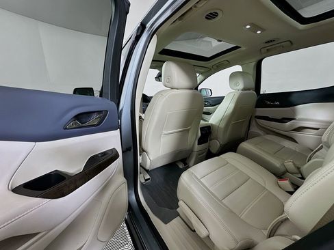 Used 2023 GMC Acadia Denali w/ Denali Ultimate Package FWD image 17