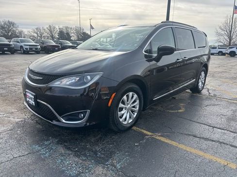 Used 2017 Chrysler Pacifica Touring-L image 18