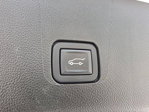Used 2023 Chevrolet Traverse Premier FWD image 21