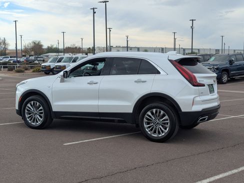 Used 2024 Cadillac XT4 Premium Luxury image 3