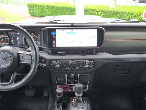 Used 2024 Jeep Gladiator Mojave AWD/4WD image 30